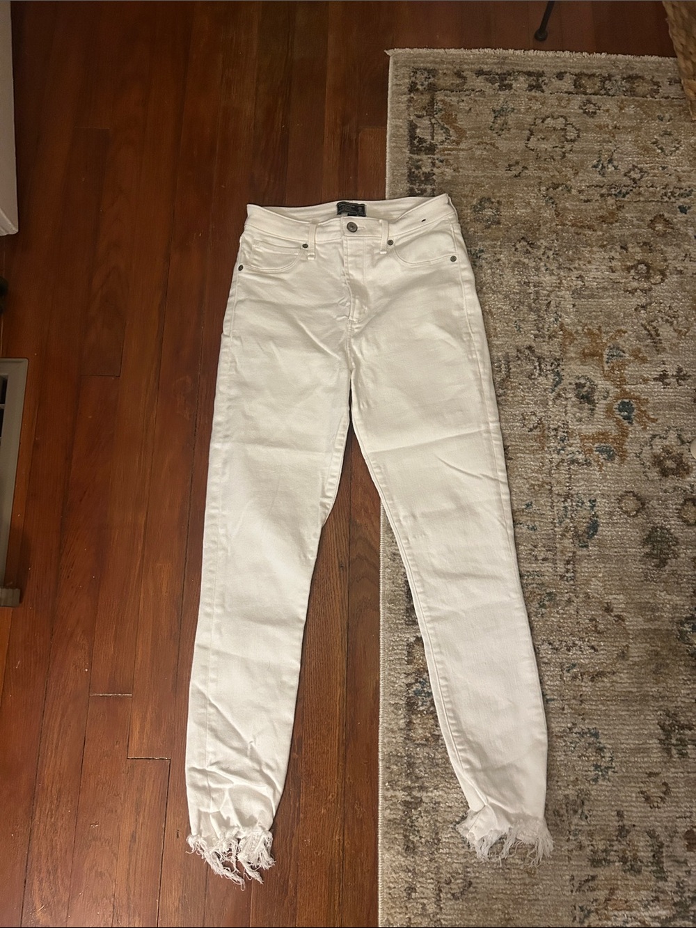 Abercrombie & Fitch White High-Rise Jeans with Frayed Hem size 26/2R